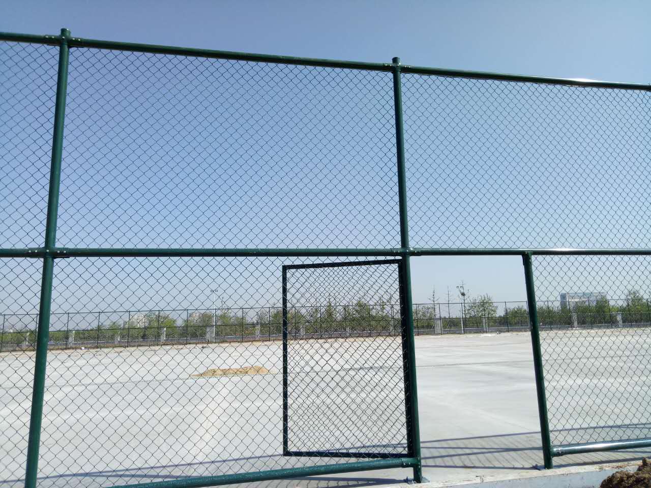 山东篮球场围栏网定做安装13833832055